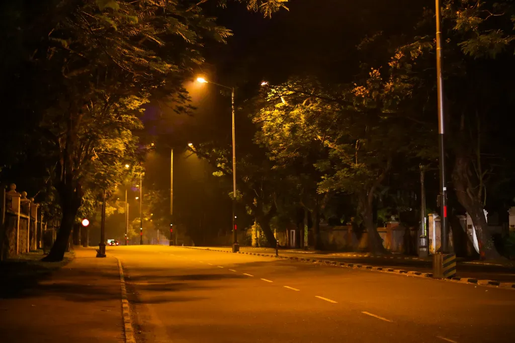 Jakie błędy popełniają samorządy przy zakupie latarni ulicznych i jak ich uniknąć?