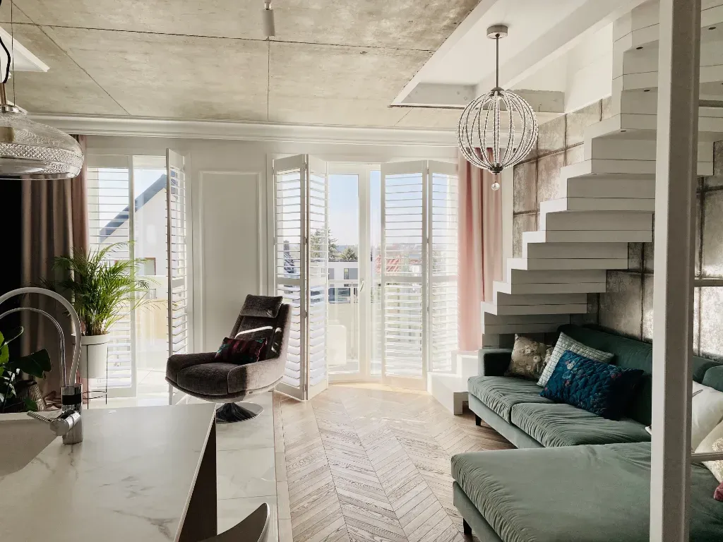 Jak shuttersy wpływają na termoregulację wnętrz latem i zimą